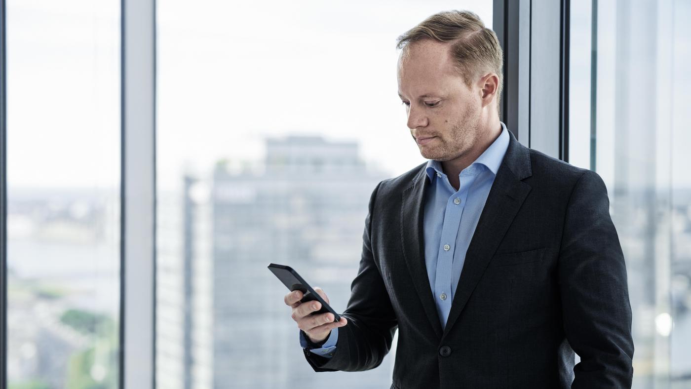 Roderich von Ketteler schaut aufs Handy